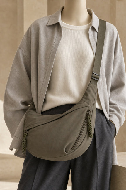 Grand sac banane femme en nylon multi-poches — porté sur mannequin avec une tenue