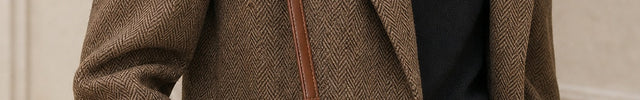 Petit sac épaule femme en cuir fendu — porté sur mannequin avec une tenue