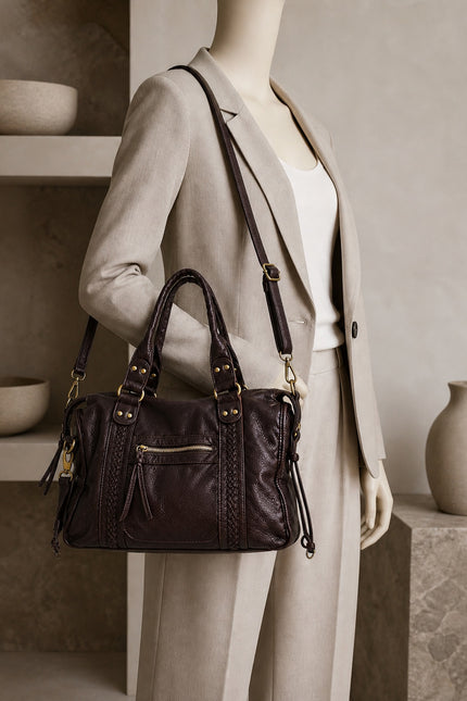 Sac de cours femme en similicuir avec bandoulière — porté sur mannequin avec une tenue