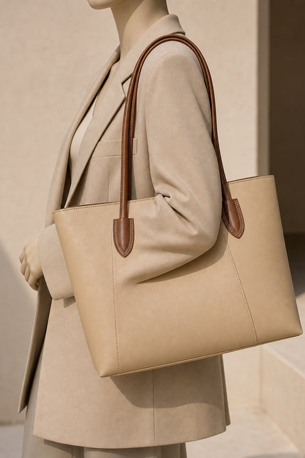 Sac à main de cours femme zippé en similicuir — porté sur mannequin avec une tenue