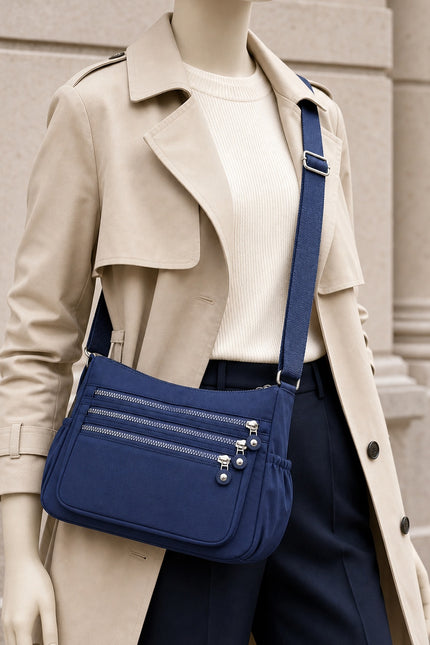 Sac bandoulière femme en tissu Oxford multi-poches — porté sur mannequin avec une tenue
