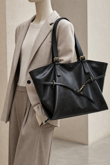 Grand sac cabas de cours femme en similicuir évasé — porté sur mannequin avec une tenue