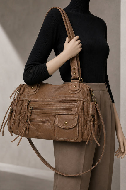 Sac cabas femme multi-poches avec bandoulière — porté sur mannequin avec une tenue