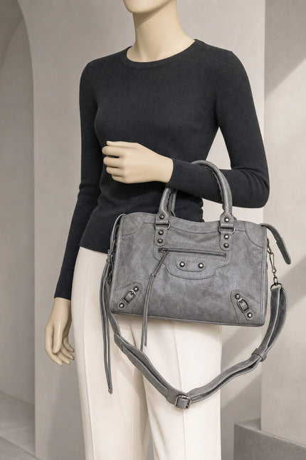 Sac à main femme en polyuréthane avec bandoulière — porté sur mannequin avec une tenue