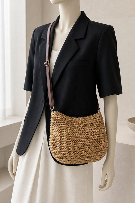 Sac bandoulière femme en paille zippé — porté sur mannequin avec une tenue