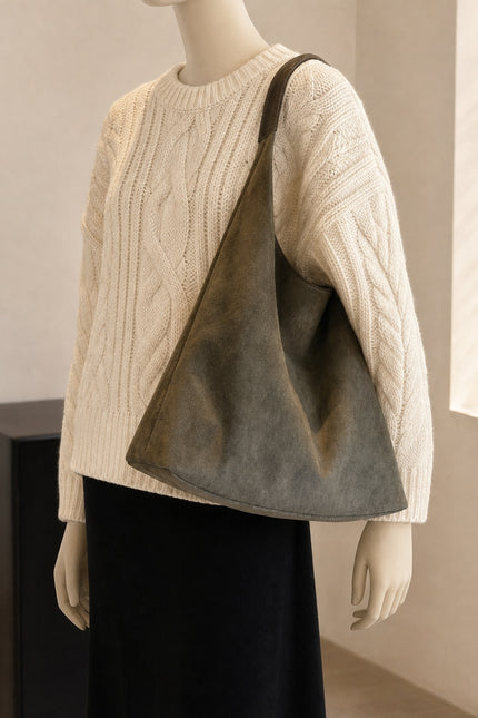 Sac besace femme en suédine avec pochette — porté sur mannequin avec une tenue