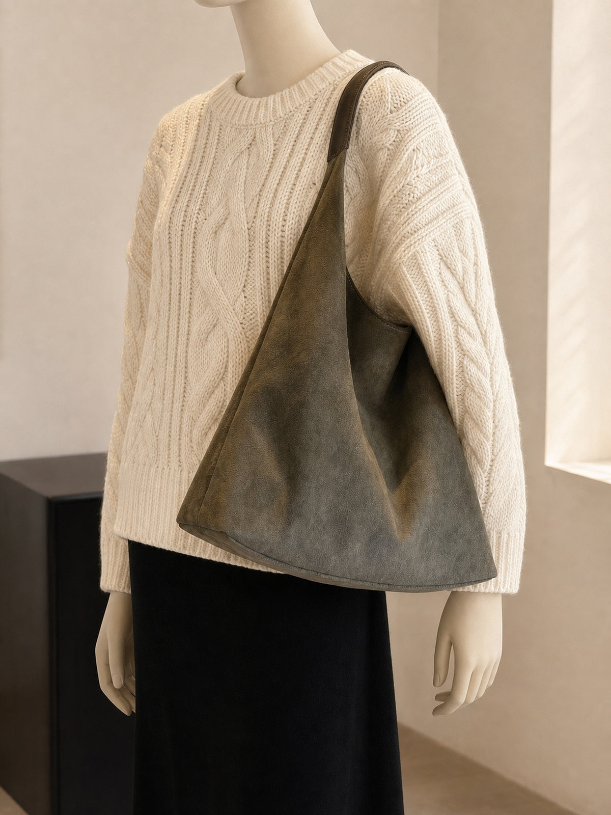 Sac besace femme en suédine avec pochette — porté sur mannequin avec une tenue