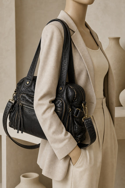 Grand sac de cours femme multi-poches en similicuir — porté sur mannequin avec une tenue