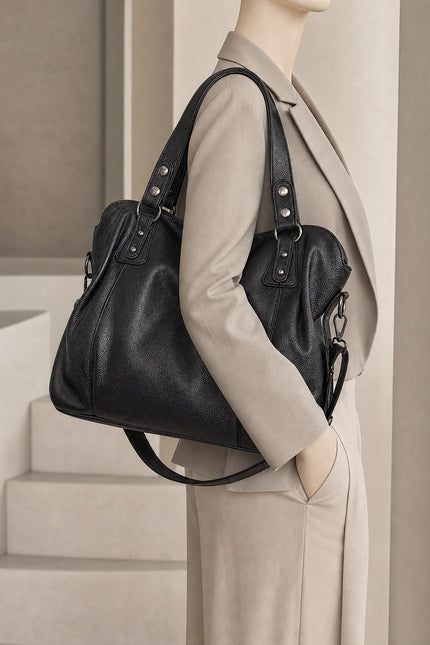 Grand sac de cours femme grainé avec bandoulière — porté sur mannequin avec une tenue