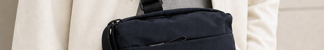 Grand sac banane femme en nylon avec poches zippées — porté sur mannequin avec une tenue