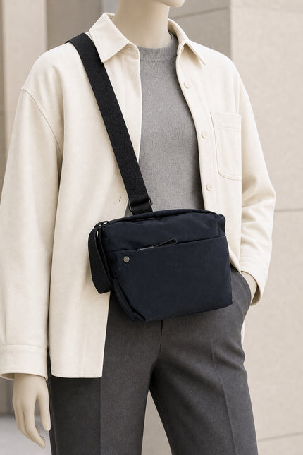 Grand sac banane femme en nylon avec poches zippées — porté sur mannequin avec une tenue