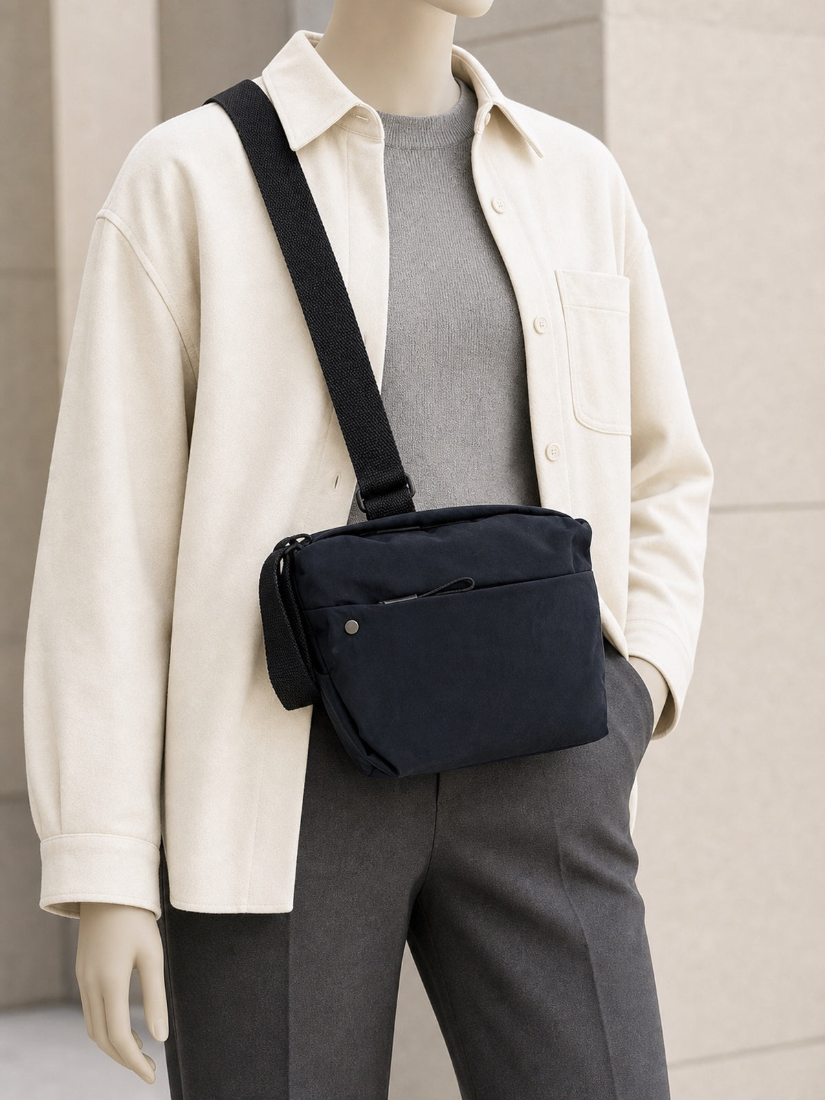 Grand sac banane femme en nylon avec poches zippées — porté sur mannequin avec une tenue