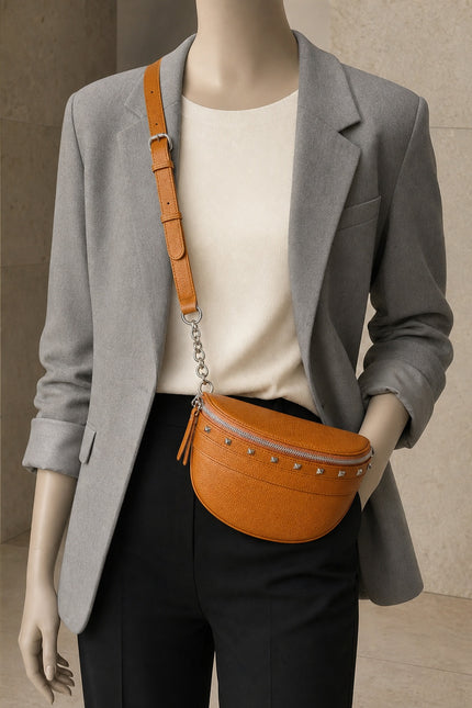 Sac banane femme en cuir fendu avec chaîne — porté sur mannequin avec une tenue