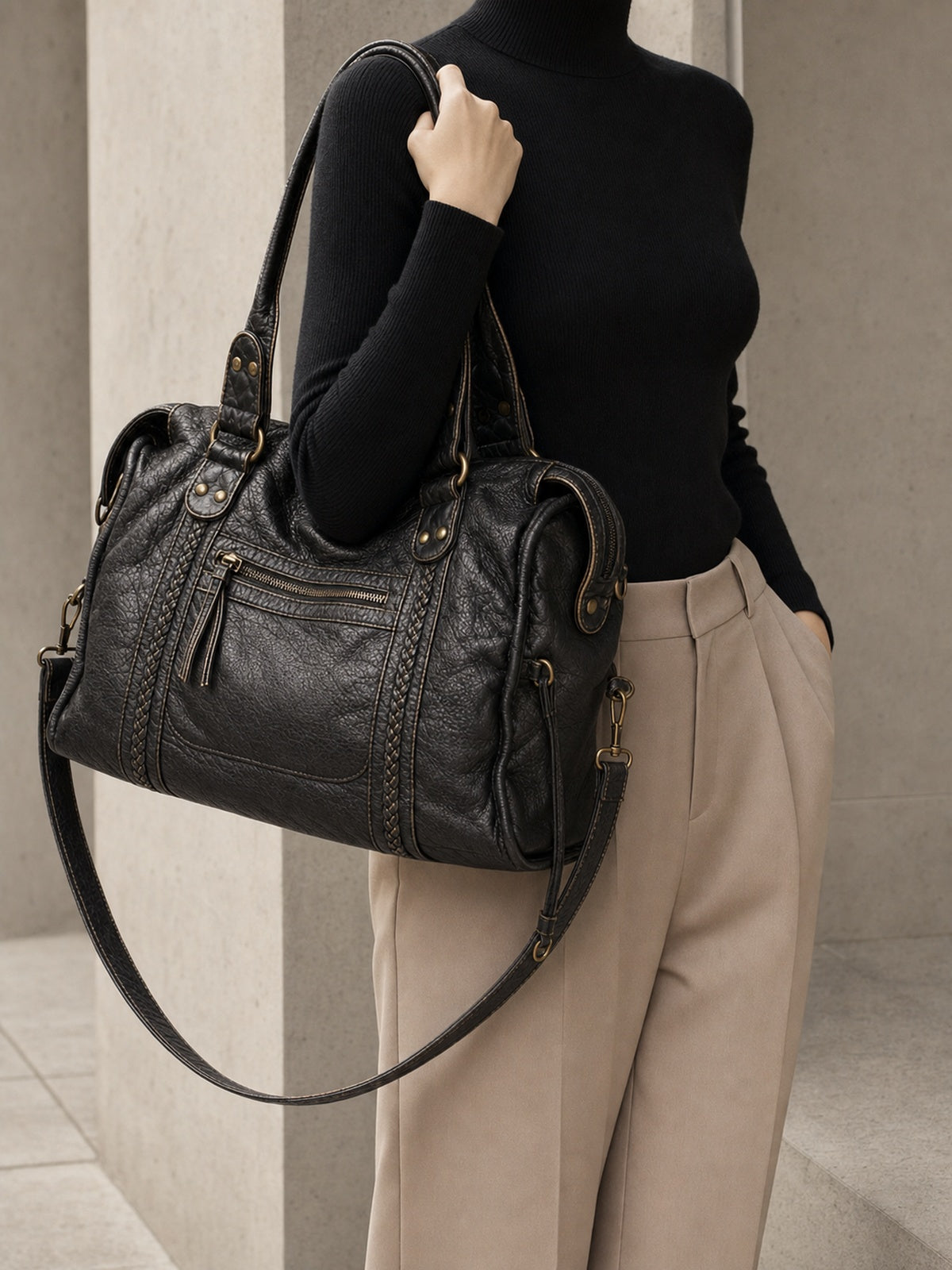 Sac cabas noir de cours femme en polyuréthane — porté sur mannequin avec une tenue