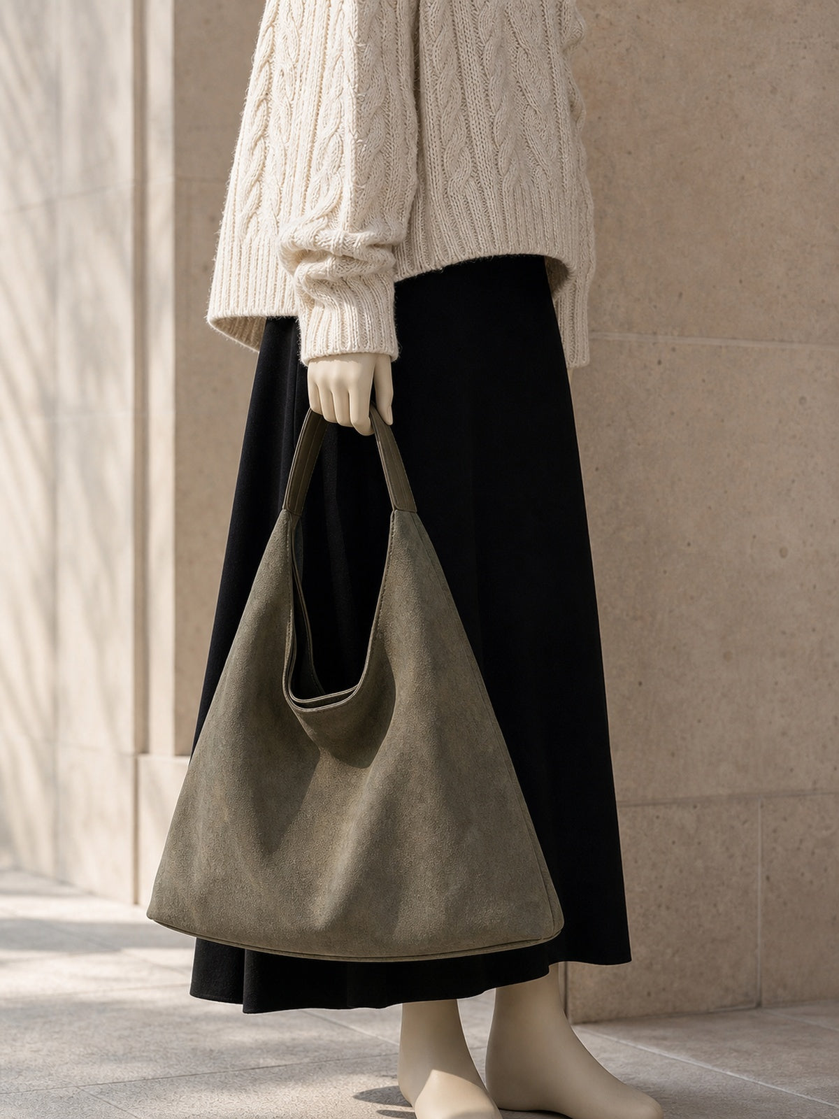 Sac besace femme en suédine avec pochette — porté à la main en vue rapprochée
