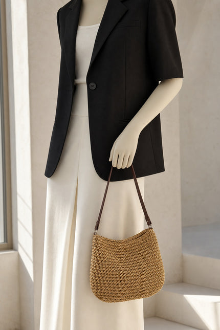 Sac bandoulière femme en paille zippé — porté à la main en vue rapprochée
