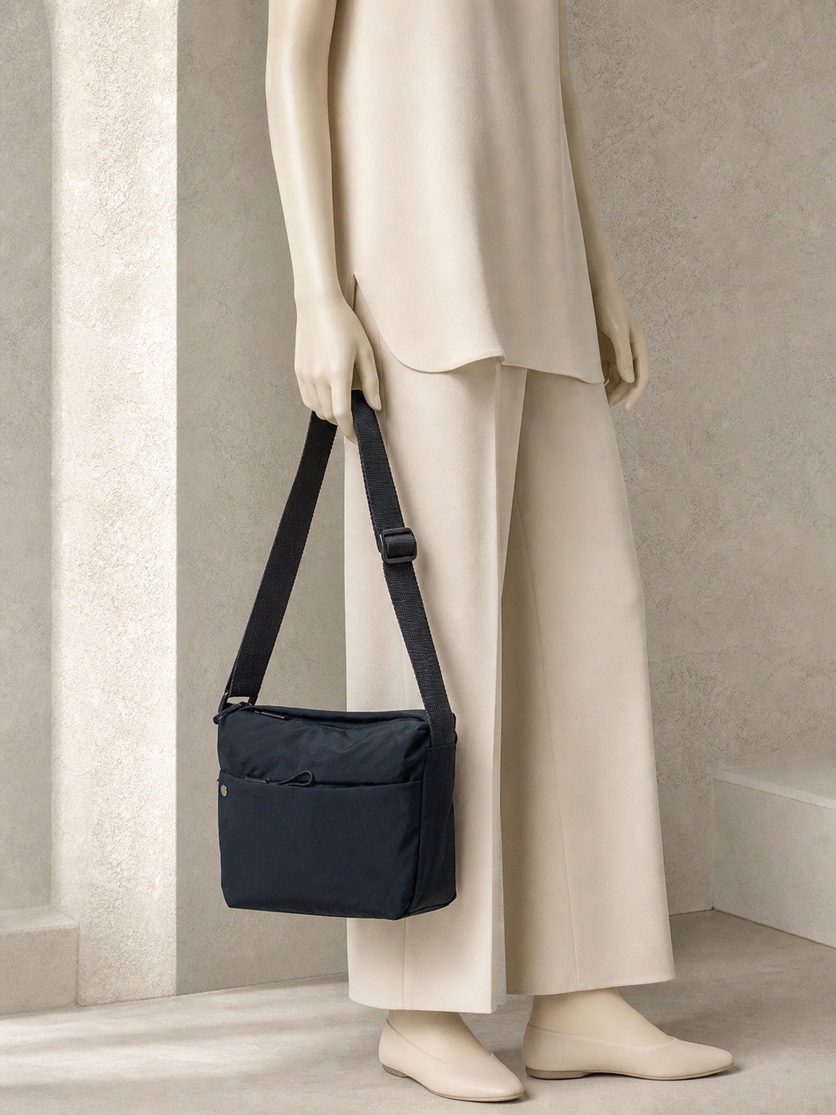Grand sac banane femme en nylon avec poches zippées — porté à la main en vue rapprochée