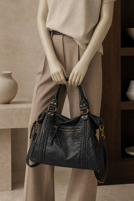 Sac de cours vintage femme en similicuir tressé — porté à la main en vue rapprochée
