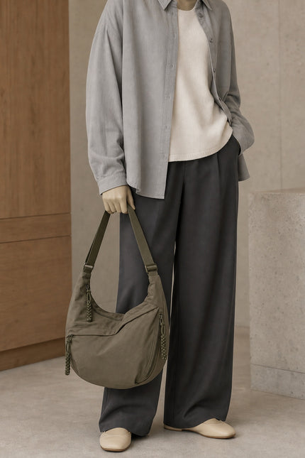 Grand sac banane femme en nylon multi-poches — porté à la main en vue rapprochée