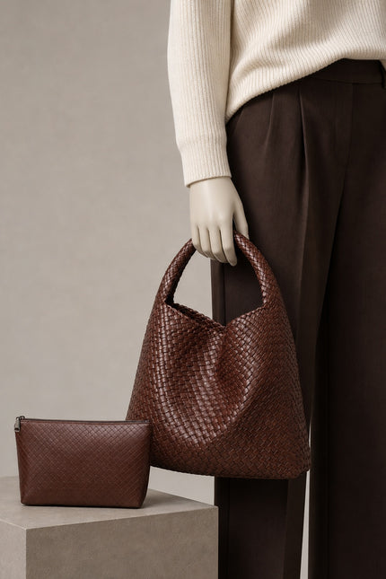 Sac à main tressé femme en similicuir — porté à la main en vue rapprochée