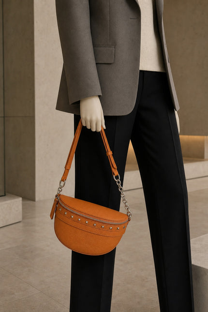 Sac banane femme en cuir fendu avec chaîne — porté à la main en vue rapprochée