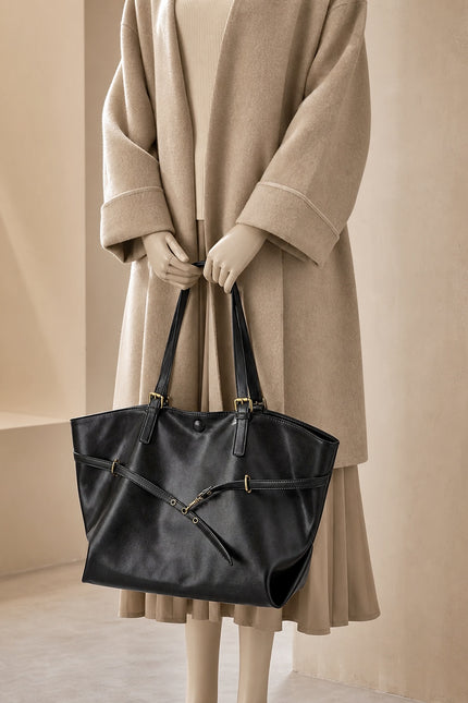 Grand sac cabas de cours femme en similicuir évasé — porté à la main en vue rapprochée