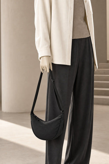 Sac banane bandoulière femme en nylon — porté à la main en vue rapprochée