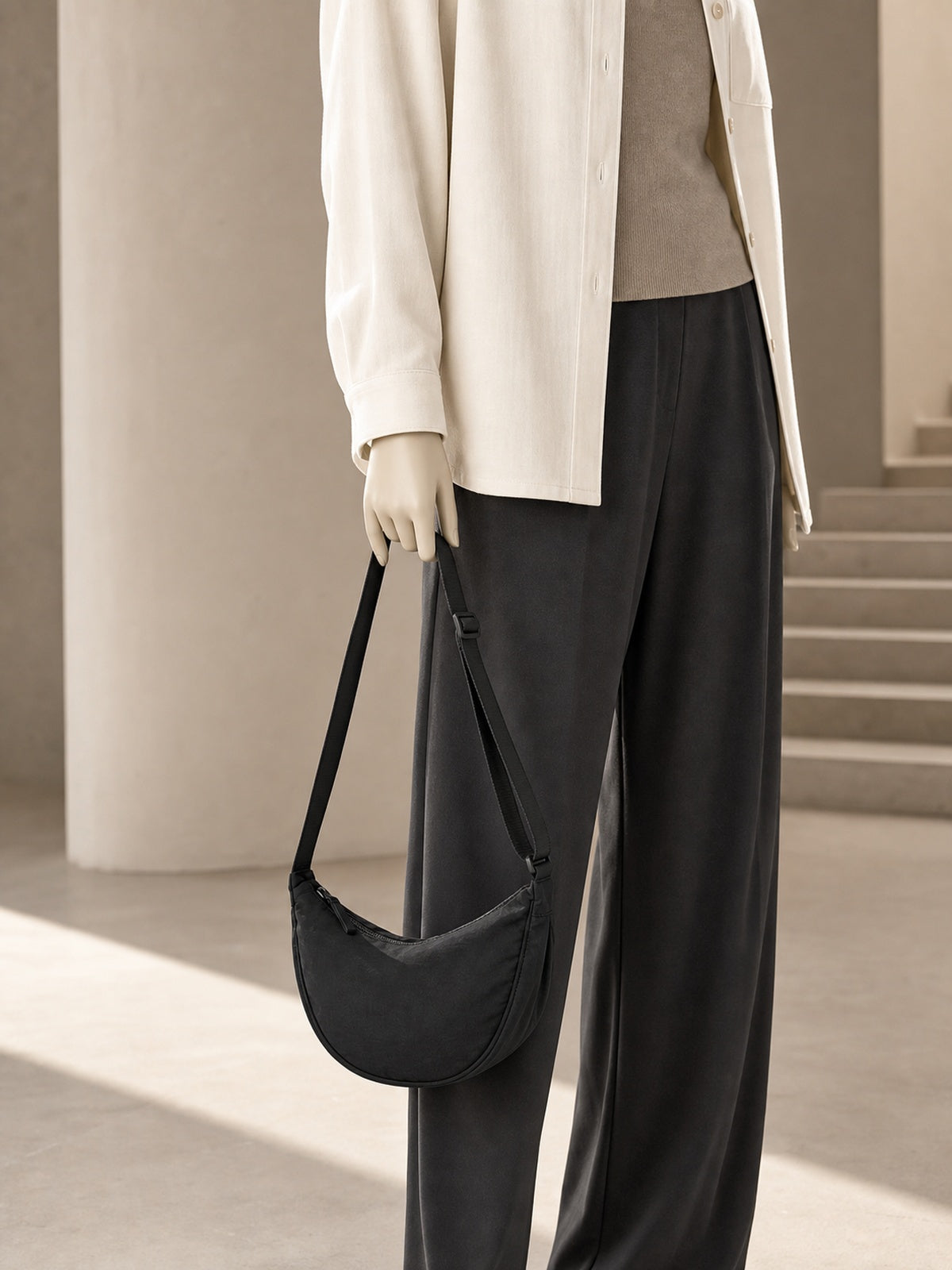 Sac banane bandoulière femme en nylon — porté à la main en vue rapprochée
