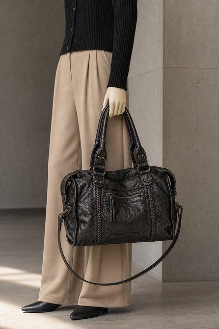 Sac cabas noir de cours femme en polyuréthane — porté à la main en vue rapprochée