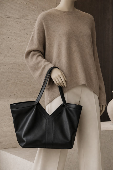 Sac cabas de cours femme évasé en similicuir — porté à la main en vue rapprochée