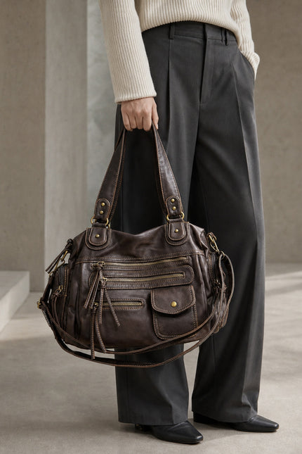 Sac cabas marron femme en polyuréthane avec bandoulière — porté à la main en vue rapprochée