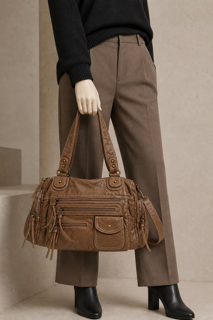 Sac cabas femme multi-poches avec bandoulière — porté à la main en vue rapprochée