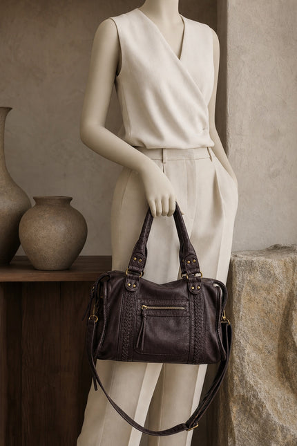 Sac de cours femme en similicuir avec bandoulière — porté à la main en vue rapprochée