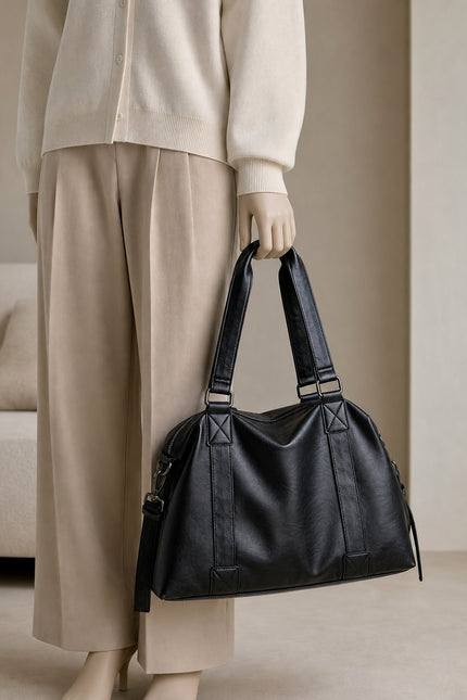 Grand sac cabas femme zippé avec bandoulière — porté à la main en vue rapprochée