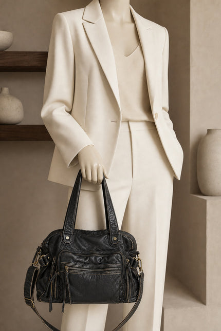 Grand sac de cours femme multi-poches en similicuir — porté à la main en vue rapprochée