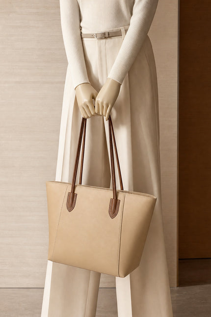 Sac à main de cours femme zippé en similicuir — porté à la main en vue rapprochée