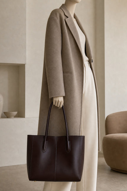 Grand sac cabas de cours femme avec pochette — porté à la main en vue rapprochée