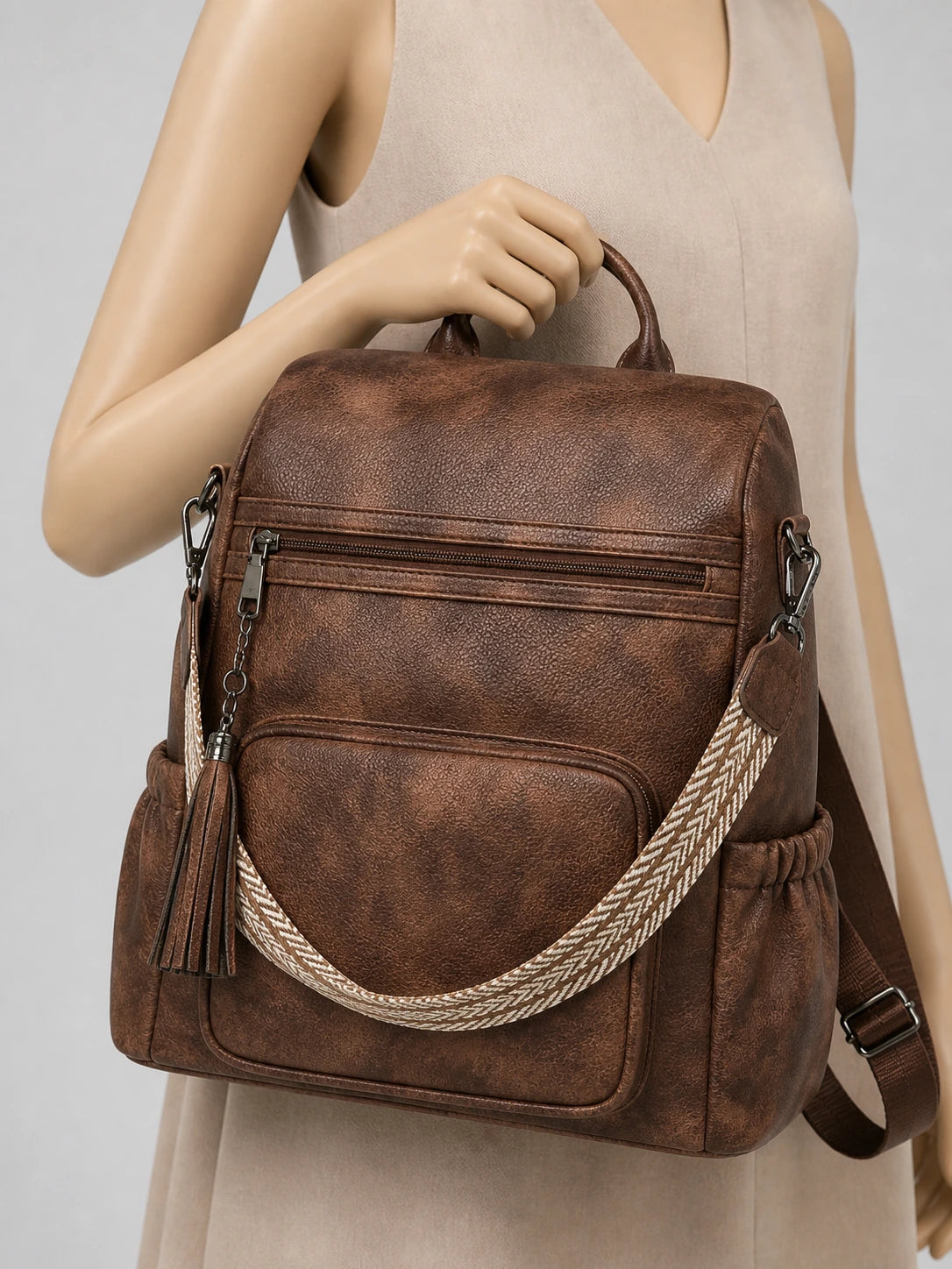 Sac à dos femme cuir vegan élégant quotidien - focus main - Aurean Paris