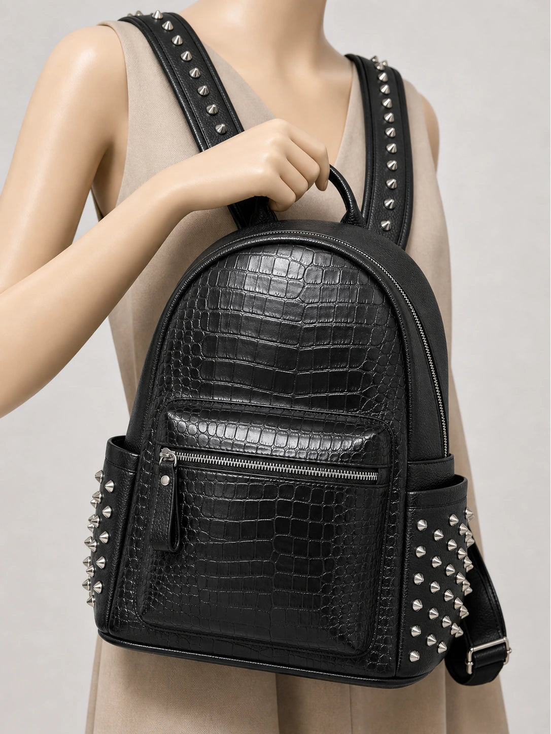 Sac cuir vegan 16 pouces travail élégant femme - focus main - Aurean Paris