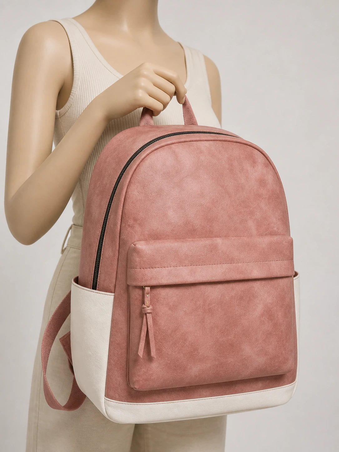Sac à dos ordinateur 17 pouces cuir vegan femme - focus main - Aurean Paris