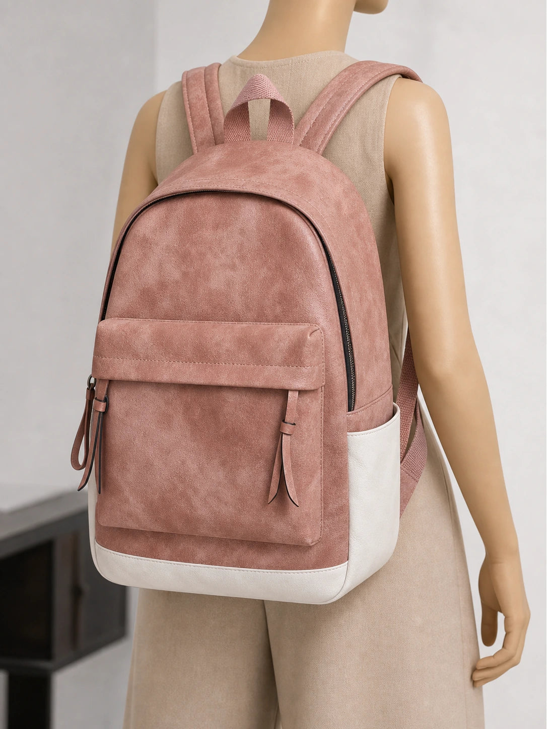 Sac à dos ordinateur 17 pouces cuir vegan femme - lifestyle porté - Aurean Paris
