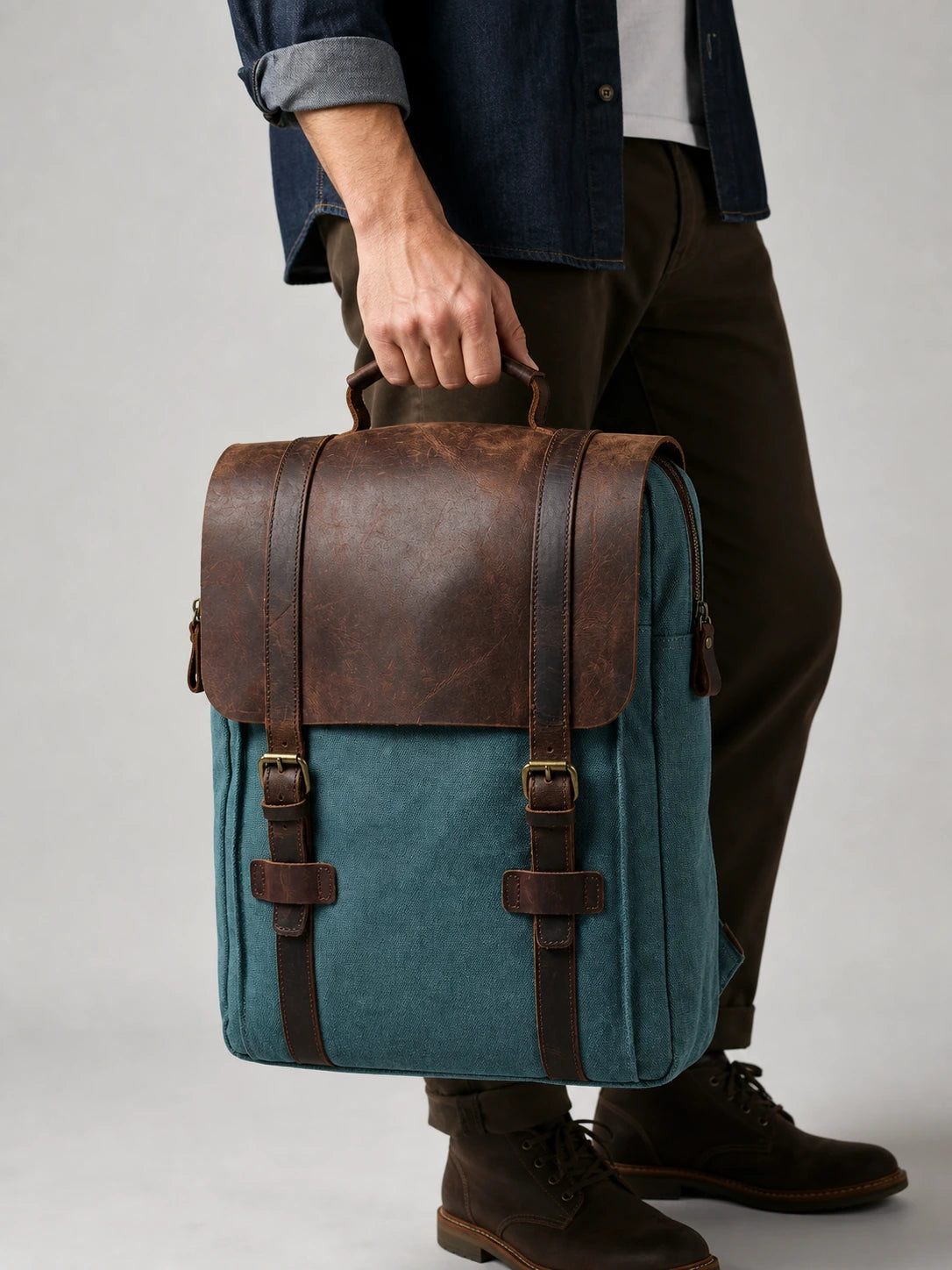 Sac cuir et toile grande capacité ordinateur homme - focus main - Aurean Paris