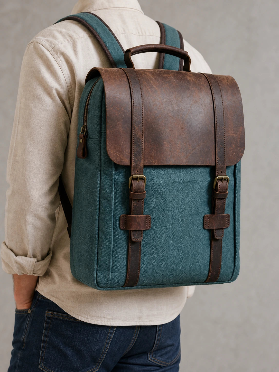 Sac cuir et toile grande capacité ordinateur homme - lifestyle porté - Aurean Paris