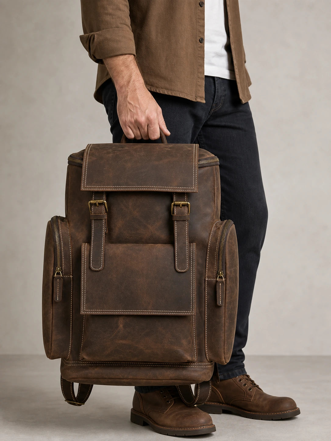 Sac en cuir de qualité homme voyage business - focus main - Aurean Paris