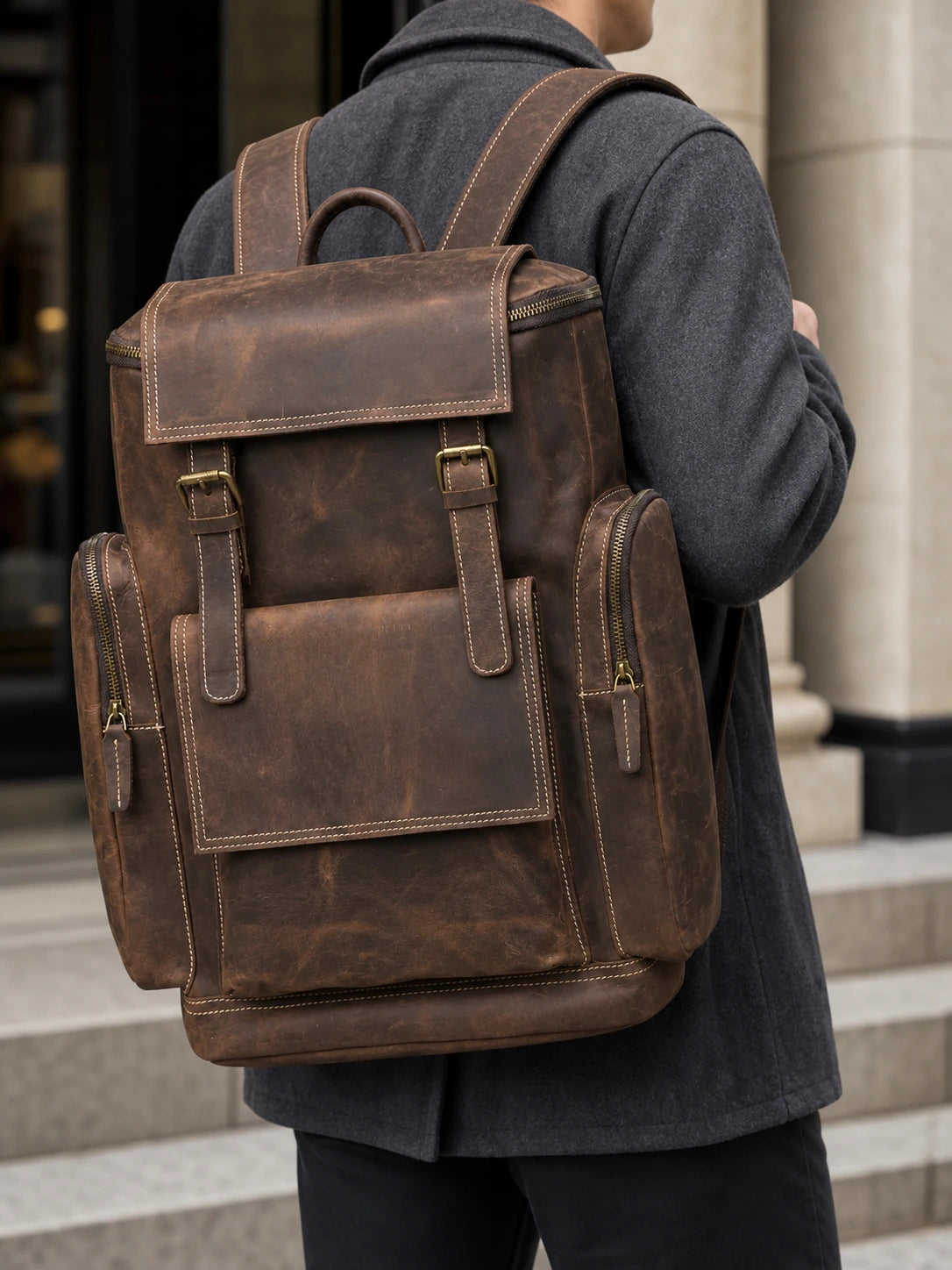 Sac en cuir de qualité homme voyage business - lifestyle porté - Aurean Paris