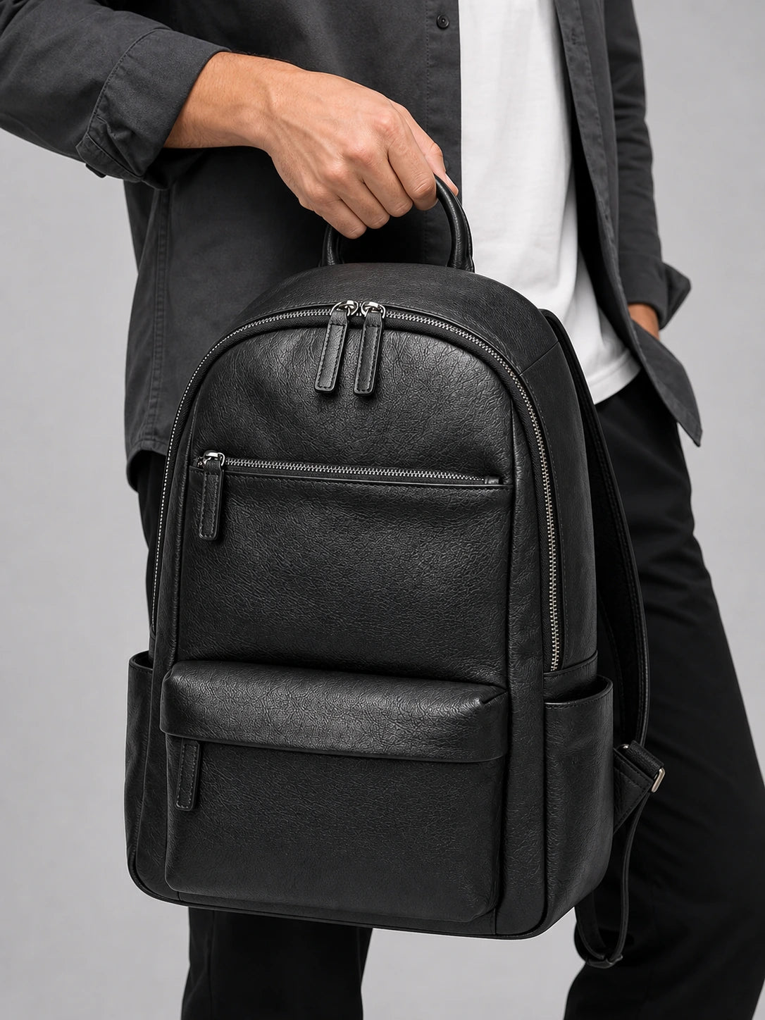 Sac à dos cuir de qualité homme business élégant - focus main - Aurean Paris