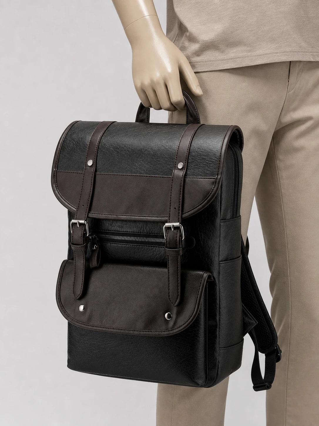 Sac à dos ordinateur 14 pouces cuir végan élégant - focus main - Aurean Paris