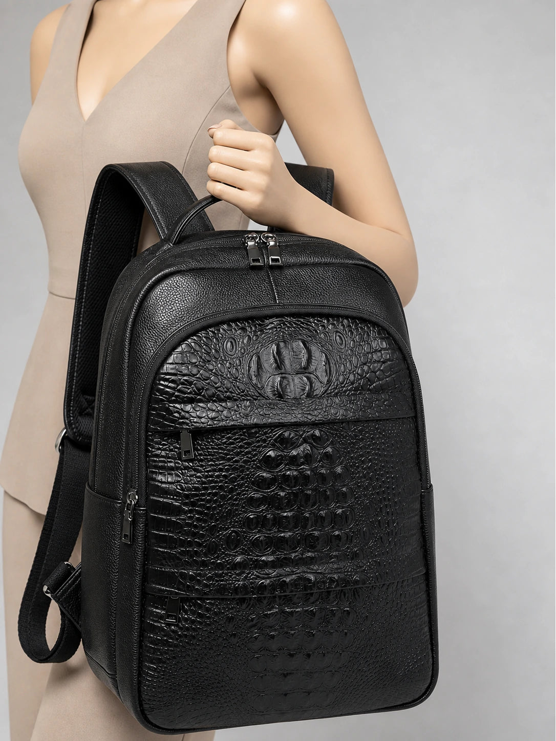 Sac à dos ordinateur femme cuir élégant business - focus main - Aurean Paris