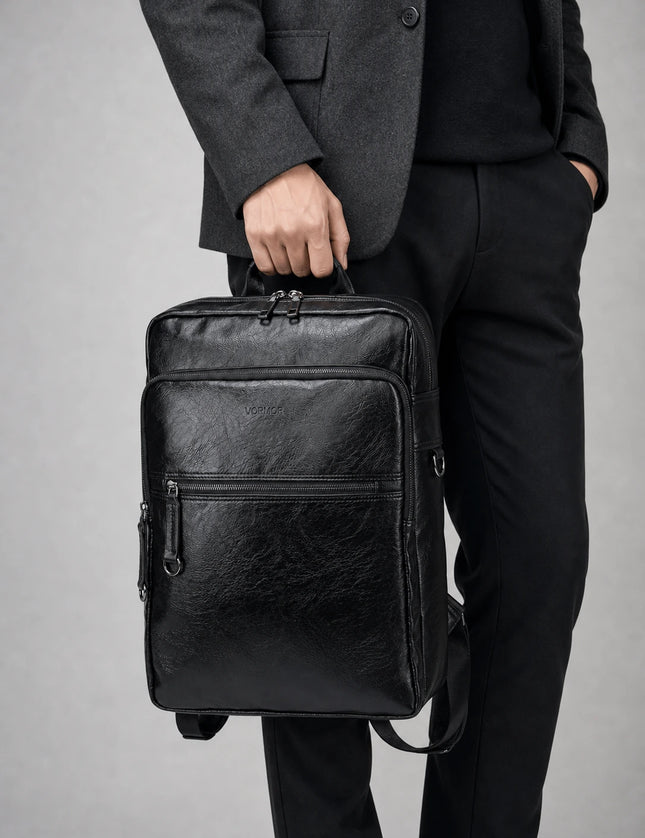 Sac à dos cuir 15 pouces business homme porté à la main en studio - Aurean Paris - source inputs
