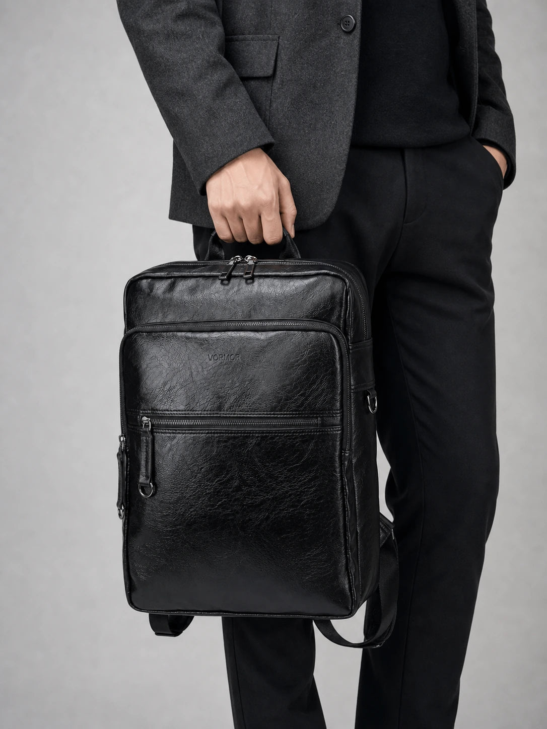 Sac à dos cuir 15 pouces business homme porté à la main en studio - Aurean Paris - source inputs